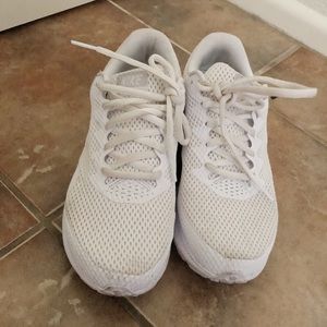 white nike shoes